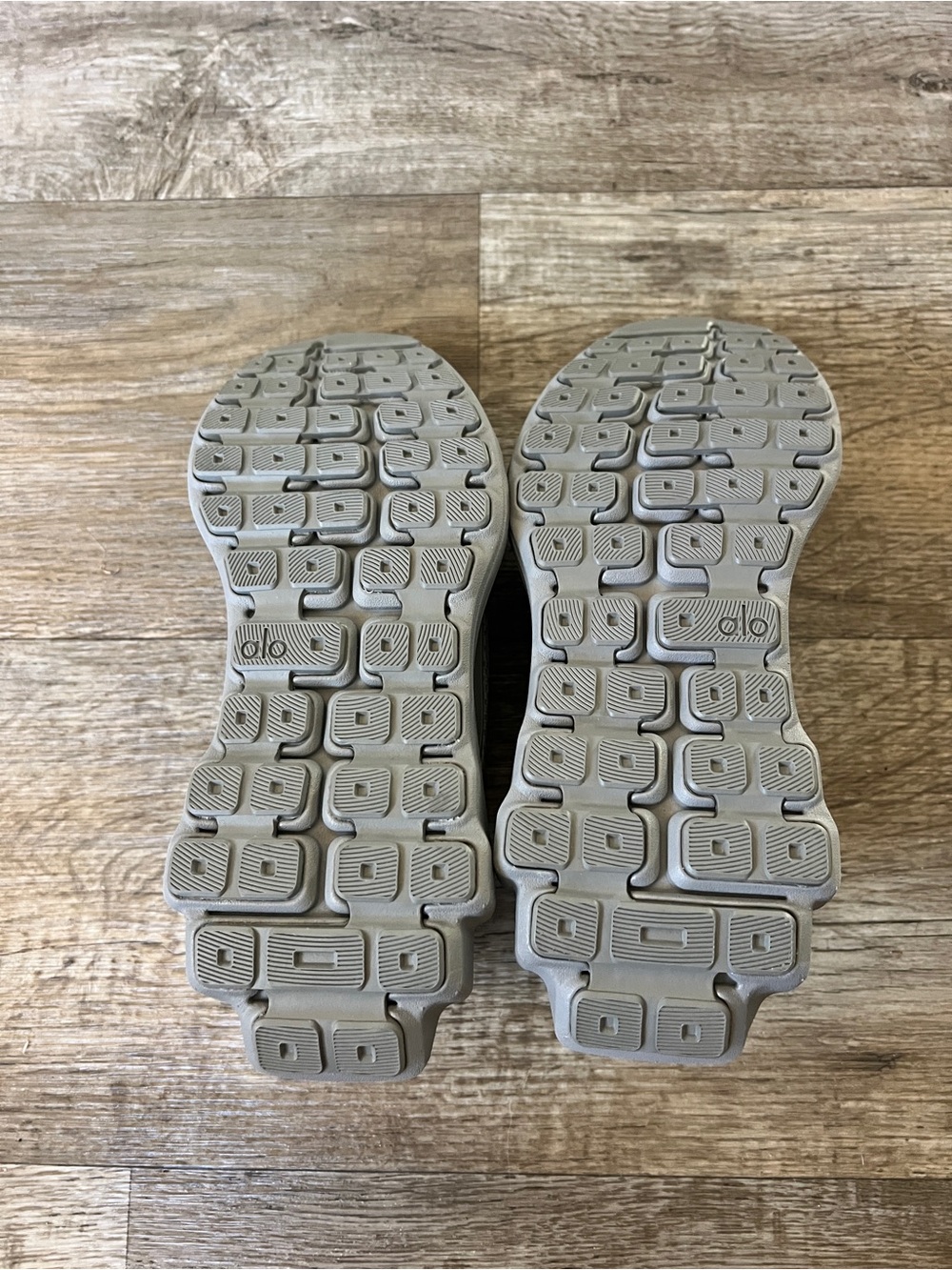 ALO Runner Running Sneaker Grey - Picture 8 of 9